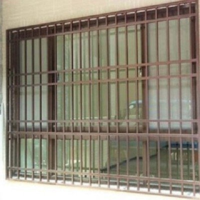 經驗豐富的老師傅進行鐵窗責任施工